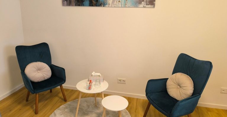 Sitzecke mit zwei blauen Sesseln in den Praxisräumen von Bernardo Sprung